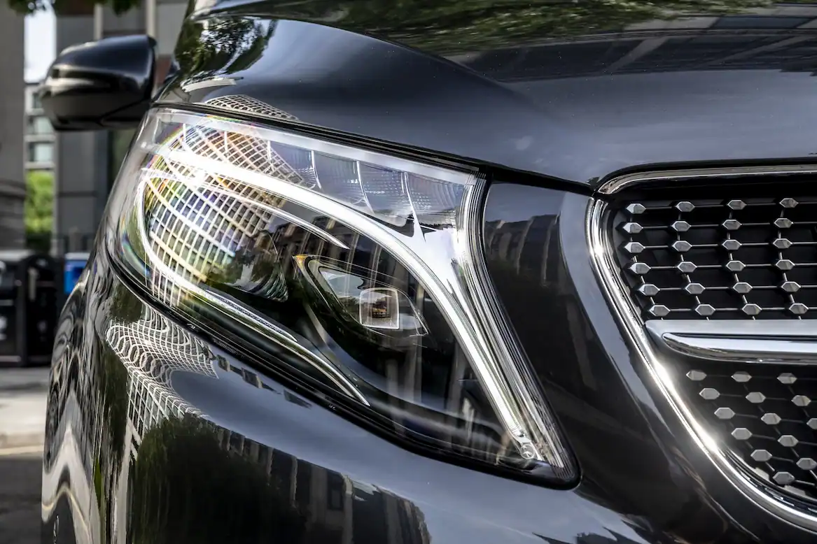 Mercedes-Benz — Einstiegsleisten-Detail